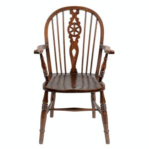 <b>Cadeira com braços </b>em madeira escura, com espaldar arqueado e elementos vazados no centro. Pernas torneadas e assento levemente esculpido. Estilo country inglês / Windsor. Alt. 102 cm