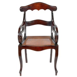 <b>Cadeira de braços </b>em madeira escura, com encosto recortado em linhas curvas e braços recurvos. Assento em palhinha. Pernas dianteiras recurvas e traseiras levemente arqueadas. Alt. 90 cm