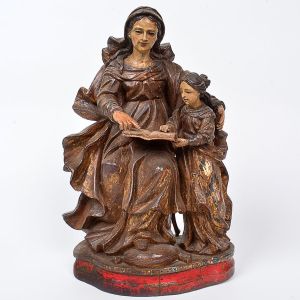 Belíssima imagem de <B>Sant'Ana Mestra </B>em madeira entalhada e policromada apresentando elaboradas vestes belamente movimentadas. Elegante feições de ambas as santas. Séc. XVIII. Alt. 34 cm