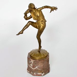 <b>J. LORENZL - Escultura </b>em bronze, representando figura em pose dinâmica de dança, com expressão alegre e vestes estilizadas. Apoiada sobre base octogonal em mármore rajado. Alt. 30 cm
