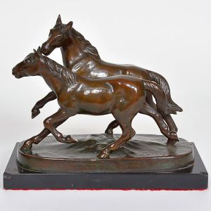 <b>LE MOYNE - Escultura </b>francesa em bronze, representando dois cavalos em movimento, modelados em pleno galope, sobre base irregular de mármore negro.  Assinada na base. Med. 19 x 23 cm