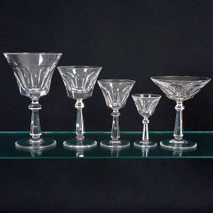 <b>Serviço de copos </b>em cristal "Mozer" constando de 10 copos p/ água, 10 copos p/ vinho tinto, 10 copos p/ vinho branco, 10 copos p/ licor e 10 taças p/ "champagne". Total de 50 peças.