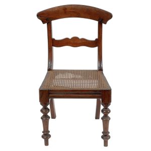 <b>Cadeira baixa </b>em madeira de lei com assento em palhinha, encosto curvo com travessa recortada, pernas dianteiras torneadas e traseiras retas. Estilo colonial brasileiro. Alt. 71 cm