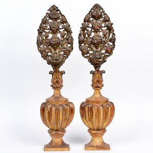 Belo <B>par de palmas de sacristia</B>entalhadas. Apresentam base em segmentos de balaústre gomados. Parte superior com flores e folhagens em composições vazadas. Séc. XVIII. Alt. 73 cm