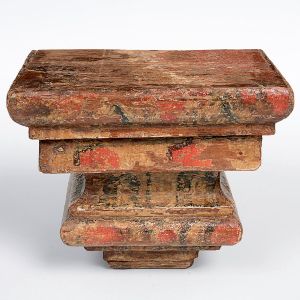 <b>Peanha </b>em madeira, com vestígios de policromia antiga em tons de vermelho e verde. Recorte em degraus e estrutura posterior com ferragens para fixação em parede. Med. 19 x 20 cm