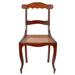 <b>Cadeira </b>em madeira com espaldar formado por travessas arqueadas e assento em palhinha, apoiada sobre pernas dianteiras curvilíneas tipo "cabriolet" e traseiras retas. Alt. 86 cm