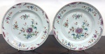 <b>Par de pratos </b>circulares, em porcelana Companhia das Índias decorada em policromia florida nos esmaltes da Família Rosa predominando tonalidades de rosa e turquesa. Diâm. 23 cm