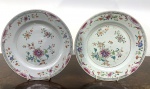 <b>Par de pratos </b>circulares, em porcelana Companhia das Índias decorada em policromia florida nos esmaltes da Família Rosa predominando tonalidades de rosa e turquesa. Diâm. 23 cm