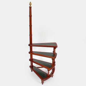 <b>Escada de biblioteca </b>em madeira, modelo caracol, com quatro degraus revestidos em couro verde com pespontos. Haste lateral torneada rematada por ponteira metálica. Alt. 125 cm