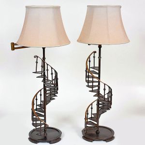 <b>Par de "abatjours" </b>ingleses com bases em ferro fundido no formato de escadas espiraladas e corrimãos em bronze dourado. Bases no formato de "plateaux" circulares. Alt. 61 cm
