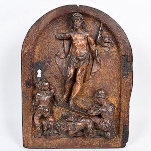 Belíssima <B>porta de sacrário </B>do séc. XVIII em madeira entalhada com a representação de Cristo e soldados romanos de concepção erudita. Verso patinado em vermelho. Alt. 38 cm