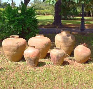 <b>Conjunto de 6 grandes vasos</b>  em cerâmica, marajoara, em diferentes formatos e proporções, com pátina natural do tempo. Alguns apresentam pequenas fissuras e marcas de uso. Alt. do maior 90 cm