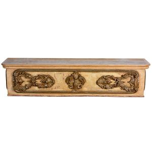 <b>Base de altar </b>em madeira patinada, apresentando caixa retangular com decoração em entalhes barrocos com influência neoclássica. Início do séc. XIX. Med. 33 x 140 x 33 cm