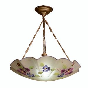 <b>Luminária de teto </b>com cúpula em vidro pintado à mão com motivos florais em tons de lilás e verde. Fixação por três correntes metálicas com acabamento dourado. Alt. 45 cm