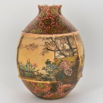 <b>Vaso</b>  em porcelana japonesa Satsuma ricamente esmaltada com cenas de jardim florido com crisântemos sobre fundo vermelho. Apresenta ideograma japonês na base.  Alt. 15 cm