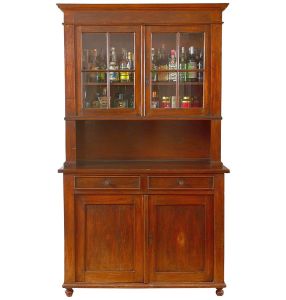 <b>Guarda louças </b>em madeira nobre, com parte superior envidraçada e inferior, com duas gavetas e duas portas. Pés torneados e puxadores discretos. Med, 238 x 82 x 57 cm