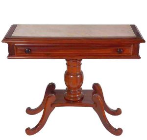 <b>Console </b>em madeira nobre com tampo em mármore, sustentado por fuste torneado central que se abre em quatro pés recurvos. Duas gavetas frontais. Med. 80 x 102 x 38 cm