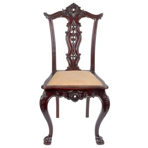 <b>Cadeira estilo Chippendale</b>, em madeira entalhada, com encosto vazado de desenho rendilhado. Assento liso e pernas "cabriolet" terminadas em pés de garra. Alt. 102 cm