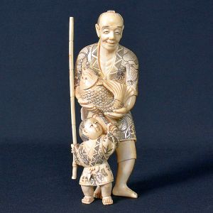 <b>Escultura em marfim</b>, retratando homem sorridente segurando grande peixe com criança ao seu lado, segurando vara de pescar, com realces policromados. Alt. 15 cm