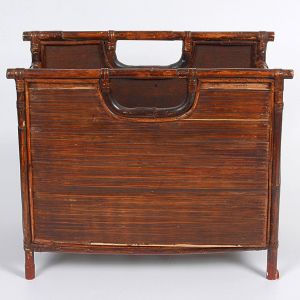 <b>Revisteiro </b>em bambu e madeira, composto por duas divisórias internas e alças vazadas para transporte.  Sinais de desgastes naturais do tempo. Med. 36 x 40 x 23 cm