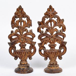 Belo <B>par de palmas de altar </B>em madeira entalhada, policromada e vazada, decoradas com laços, flores e volutas. Base em "plateau" circular. Séc. XVIII. Alt. 25 cm