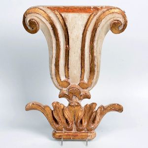 <b>Talha </b>antiga em madeira em forma de elemento vegetal estilizado e policromada com resquícios de douração. Apresenta marcas do tempo. Alt. 53 cm; Compr. 40 cm