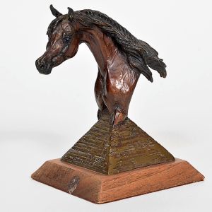 <b>LER MOND - Escultura </b>representando cabeça de cavalo árabe, montada sobre base piramidal em bronze e suporte em madeira. Assinada e numerada 11/39. Alt. 15 cm