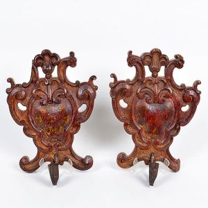 <b>Par de talhas tocheiros </b>em madeira entalhada com elementos barrocos e resquícios de policromia. Receptáculo para vela projetado à frente. Séc. XVIII. Alt. 30 cm