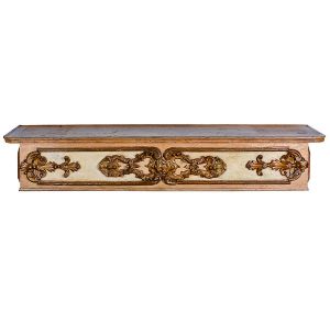 Bela <b>base de altar </b>de forma retangular em madeira policromada com elegantes estilizações barrocas emolduradas. Realces a ouro. Séc. XVIII. Med. 35 x 202 x 43 cm