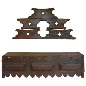 <b>Banco rústico com espaldar </b>entalhado, ambos em madeira escura com recortes vazados de inspiração colonial. Med. do banco 56 x 190 cm ; Med. da talha 80 x 165 cm