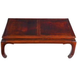 <b>Mesa de centro </b>chinesa em madeira, com tampo retangular de borda saliente, apoiado sobre estrutura de pernas recurvas em estilo oriental. Med. 36 x 100 x 68 cm