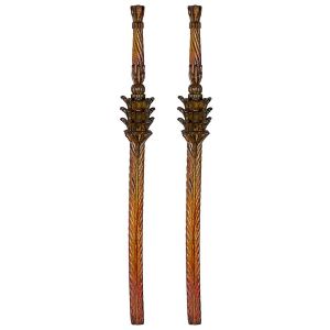 <b>Par de talhas </b>em madeira esculpida com parte superior em retorcidos e motivos de folhas projetadas. Pátina em bom estado de preservação. Séc. XIX. Alt. 150 cm