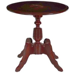 <b>Mesa de apoio </b>em madeira escura, com tampo circular liso e base torneada com detalhe anelar. Assentada sobre quatro pés curvos em volutas. Med. 57 x 54 cm