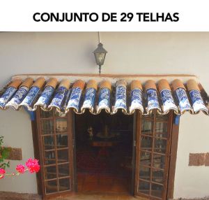 250300690 - Conjunto de 29 antigas telhas portuguesas em cerâmica, decoradas com pintura floral azul