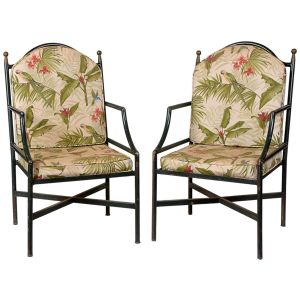 <b>Par de cadeiras </b>em ferro, com estrutura em linhas retas e encosto levemente arqueado. Assentos e encostos estofados com tecido de padrão tropical. Alt. 104 cm