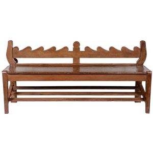 <b>Banco </b>esculpido em madeira, com encosto vazado em recorte e assento inteiriço levemente abaulado. Estrutura reforçada por travessas retas. Med. 160 x 40 cm