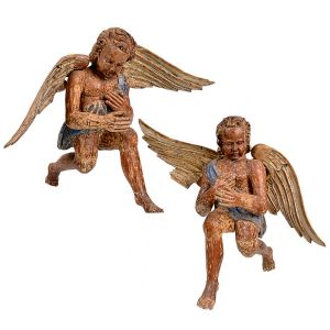 Belíssimo <b>par de esculturas </b>em madeira entalhada em figuras de anjos com exuberantes asas. Todo o conjunto com policromia de época. Séc. XVIII. Alt. 76 cm