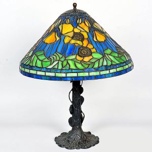 <b>Luminária de mesa </b>estilo Tiffany, com cúpula em vitral policromado de motivos florais e base em metal trabalhado com folhas e flores em relevo. Alt. 70 cm
