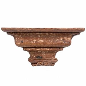 <b>Peanha </b>em madeira, com vestígios de policromia antiga e recorte em volutas. Estrutura reforçada na parte posterior para fixação em parede. Med. 16 x 32 cm