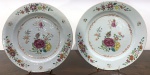 <b>Par de pratos rasos </b>em porcelana Companhia das Índias decorada em esmaltes da Família Rosa com arranjos florais. Reinado Qianlong (1736-1795). Diâm. 23 cm