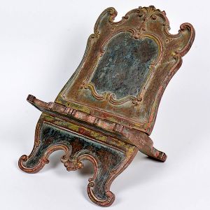 Belíssimo <B>missal </B>em madeira de contornos movimentados e delicados entalhes com motivos da rocalha. Vestígios de policromia. Séc. XVIII. Med. 47,5 x 27 cm