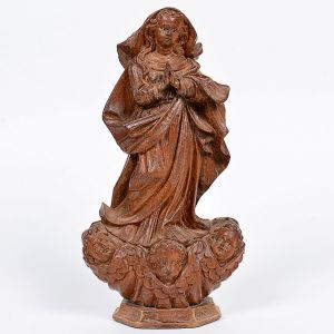Bela imagem de <b>Nossa Senhora da Conceição </b>executada em madeira com vestes movimentadas, olhos em contas e cabeças de anjo na base. Séc. XVIII. Alt. 27 cm