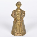 <b>Sino </b>em bronze representando figura masculina, em trajes tradicionais, segurando instrumentos. Marca em relevo na base "made in Belgium". Alt. 12 cm