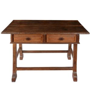 <b>Mesa cavalete </b>em madeira, com tampo retangular e duas gavetas frontais, estruturada por cavaletes laterais unidos por travessões. Med. 84 x 132 x 77 cm