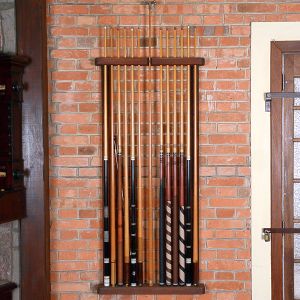 <b>Conjunto de suporte e tacos de sinuca</b>, com cabos em diferentes padronagens e tonalidades, alguns com detalhes torneados e revestimentos texturizados.