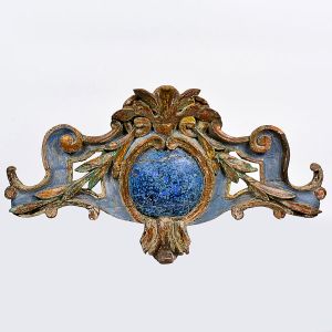 Belíssima <b>talha </b>barroca em madeira esculpida com elementos vegetais e vazados. Policromia com duas tonalidades de azul. Séc. XVIII. Med. 42 x 74 cm