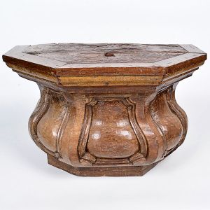 <B>Peanha </B>em madeira com parte superior de cantos chanfrados sobre base ondulada, patinada e entalhada com almofadas. Séc. XIX. Med. 35 x 59 x 33 cm