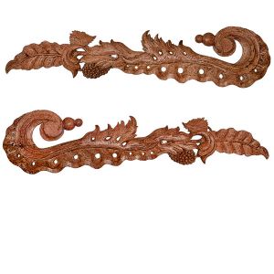 <b>Par de talhas </b>em madeira esculpida e policromada, decorada com folhagens e cachos de uvas em composições vazadas. Séc. XVIII / XIX. Compr. 130 cm