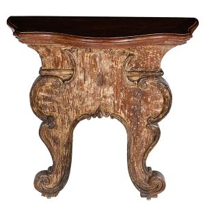 <b>Peanha </b>em madeira entalhada com tampo movimentado e base patinada e decorada com ondulações. Duplos pés revirados para fora. Med. 85 x 82 x 35 cm