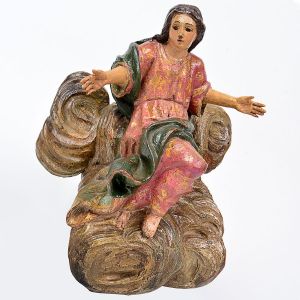Bela imagem de <b>arcanjo entre nuvens </b>em madeira entalhada e policromada predominando tonalidades de vermelho e verde. Séc. XVIII / XIX. Alt. 21 cm